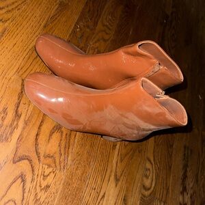 these are a little dusty i’ve only worn them once great condition!